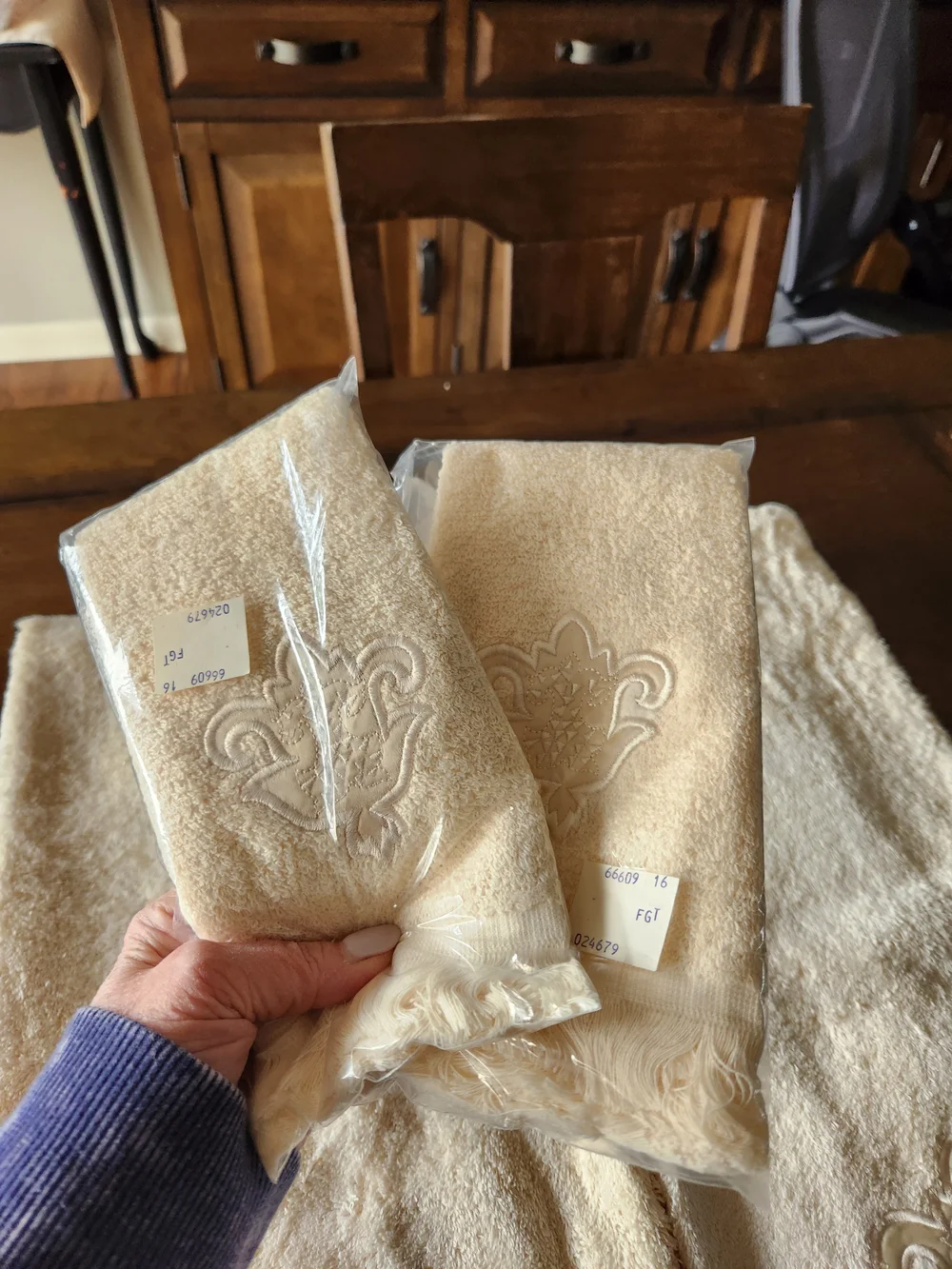 Palatial Embroidered Cream Bath Towel Set - 2 Large Towels + 2 Hand Towels